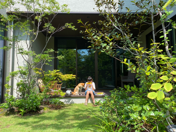 犬も子どもも喜ぶ、自然豊かな中庭のある暮らし。