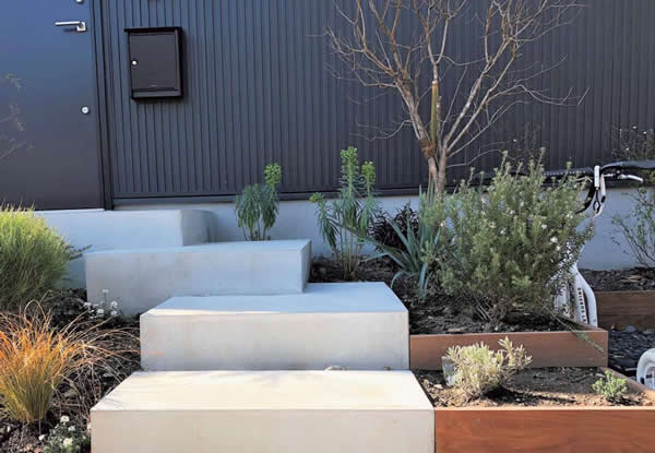 お庭に植栽があると、おしゃれに演出できたり、落ち着いた空間になります。