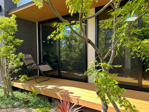 お庭に緑があるとウッドデッキがより活きます！