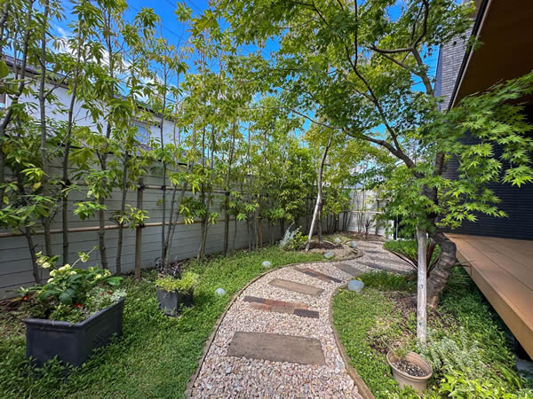 お庭に緑があれば、住宅密集地でも、小さなスペースでも、四季折々の自然を楽しめる！