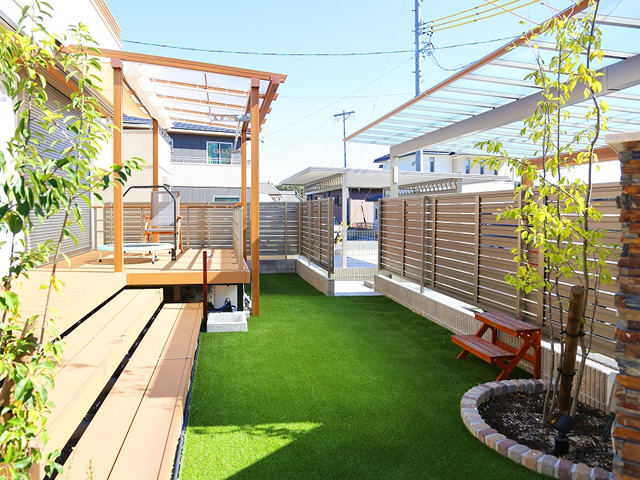 屋根付き手摺付きのウッドデッキ