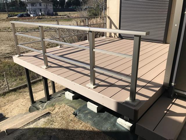敷地に高低差があってもデッキで有効活用