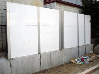 只今、アートウォール施工中。。。